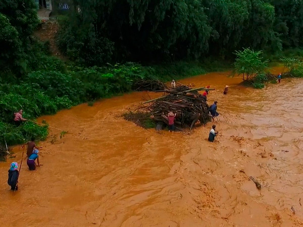 Nghiêm cấm người dân vớt củi trên sông, suối trong mùa mưa lũ ảnh 1