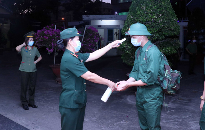 Quân khu 7 tổ chức giao nhận quân năm 2021 nhanh gọn, an toàn ảnh 1