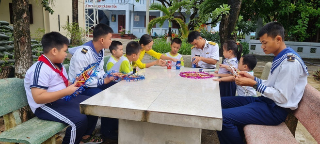 Thiếu nhi cùng các chiến sỹ Hải quân làm đèn ông sao để đón Tết Trung Thu. (Ảnh: TTXVN phát) TTXVN_1709 Trung Thu Truong Sa 2.jpg