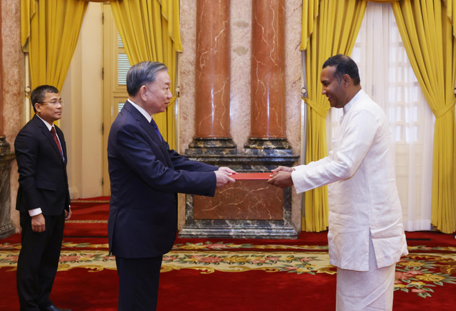 Tổng Bí thư, Chủ tịch nước Tô Lâm tiếp Đại sứ Sri Lanka tại Việt Nam Poshitha Perera đến trình Quốc thư. (Ảnh: Lâm Khánh/TTXVN) TTXVN_1708 Tong Bi thu Viet Nam SriLanka 1.jpg