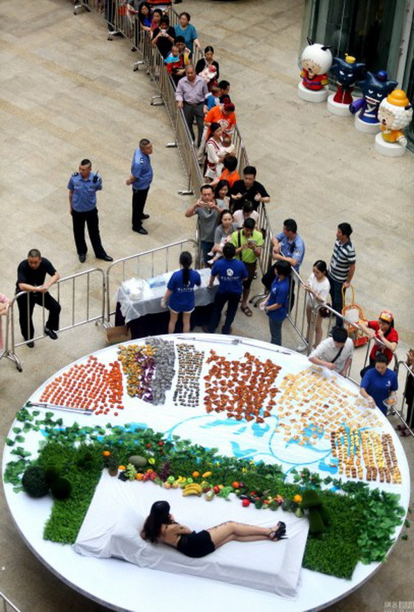 Người mẫu xinh đẹp khỏa thân mời gọi thực khách dùng bữa ảnh 2