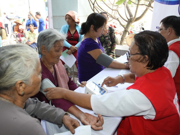 Đoàn bác sỹ Việt Nam-Hàn Quốc khám bệnh cho người nghèo ảnh 1