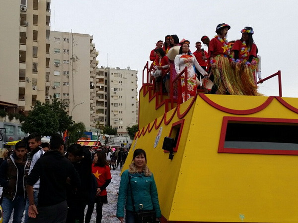 Tà áo dài Việt Nam khoe sắc trong Lễ hội Carnaval tại Cyprus ảnh 1