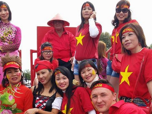 Tà áo dài Việt Nam khoe sắc trong Lễ hội Carnaval tại Cyprus ảnh 2