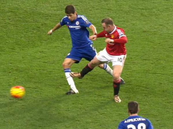 Rooney đáng phải nhận thẻ đỏ ở trận Manchester United-Chelsea ảnh 1