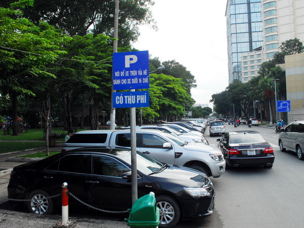 TP.HCM đề xuất tăng thu phí xe ôtô tạm dừng đỗ trên lòng đường ảnh 1