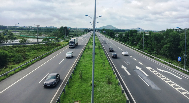 Bộ Giao thông Vận tải cũng đã rà soát và lên kế hoạch để đầu tư hoàn thiện các tuyến cao tốc từ 4-6 làn xe trong thời gian tới. (Ảnh: PV/Vietnam+) duong cao toc Nha nuoc.jpg