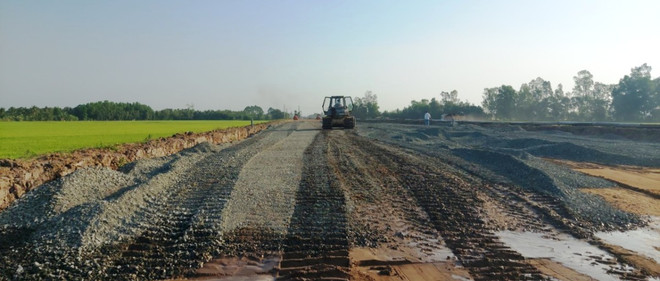 Cao tốc Cần Thơ-Hậu Giang và Hậu Giang-Cà Mau vẫn thiếu nguồn cát đắp nền đường thi công dự án. (Ảnh: PV/Vietnam+) vnp_cao toc Can Tho-Hau Giang.jpg