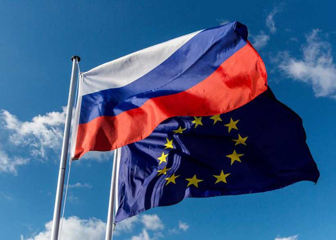 Cờ của Nga và EU. (Nguồn: moderndiplomacy.eu) Nga mở rộng danh sách trừng phạt các quan chức Liên minh châu Âu ảnh 1