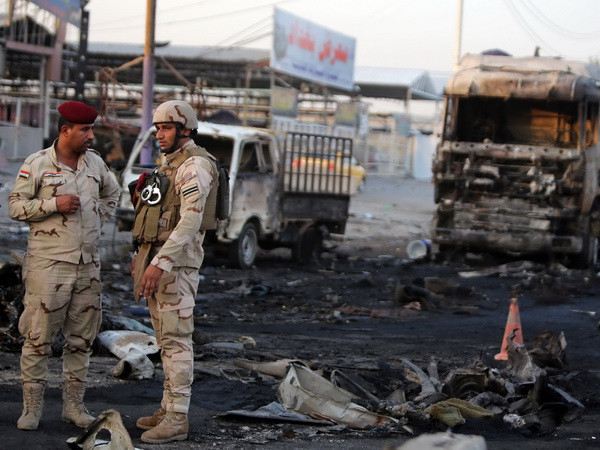Binh sỹ Iraq điều tra tại hiện trường vụ đánh bom ở Baghdad ngày 14/10. (Nguồn: AFP/TTXVN) Tổng thống Mỹ phê chuẩn hợp đồng bán vũ khí 600 triệu USD cho Iraq ảnh 1