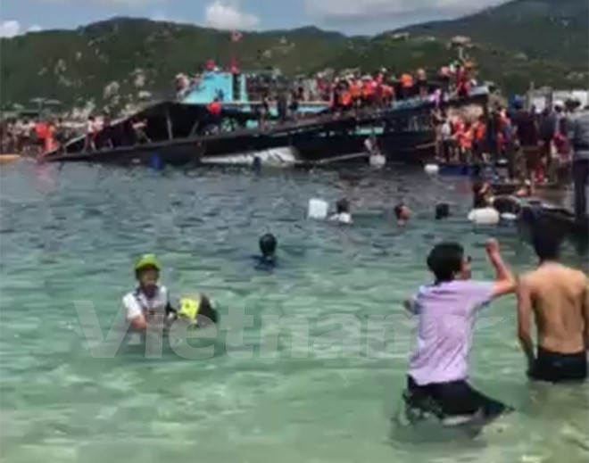 (Hình ảnh vụ sập nhà nổi từ video clip của CTV) Tạm đình chỉ hoạt động các cơ sở lồng bè tại vịnh Vĩnh Hy ảnh 1