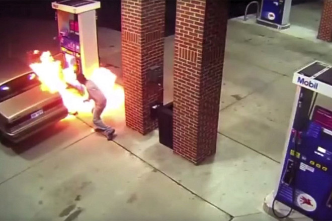 Người đàn ông dại dột làm cháy cây xăng vì đuổi con nhện ảnh 1