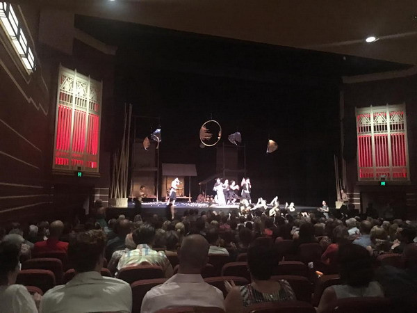 Vở xiếc “À Ô Làng Phố” làm nức lòng khán giả ở Australia ảnh 1