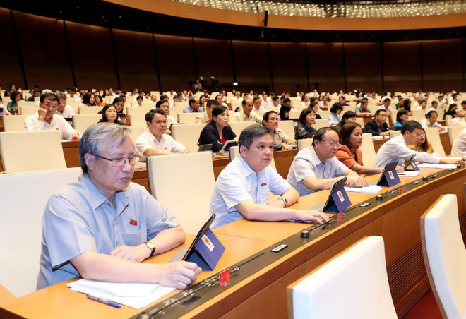 Các đại biểu Quốc hội biểu quyết thông qua Luật sửa đổi, bổ sung một số điều của Luật Kinh doanh bảo hiểm và Luật Sở hữu trí tuệ. (Ảnh: Trọng Đức/TTXVVN) Quốc hội thông qua luật kinh doanh bảo hiểm sửa đổi và sở hữu trí tuệ ảnh 1
