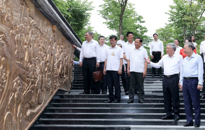 Chủ tịch nước Tô Lâm tham quan bức phù điêu "Lời kêu gọi toàn quốc kháng chiến và 60 ngày đêm bảo vệ Thủ đô" tại Tòa án Nhân dân Tối cao. (Ảnh: Nhan Sáng/TTXVN) TTXVN_1406Toaan1.jpg
