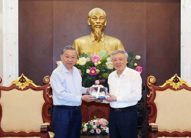 Chánh án Tòa án Nhân dân Tối cao Nguyễn Hoà Bình tặng Chủ tịch nước Tô Lâm mô hình trụ sở Tòa án Nhân dân Tối cao. (Ảnh: Nhan Sáng/TTXVN) TTXVN_1406Toaan8.jpg