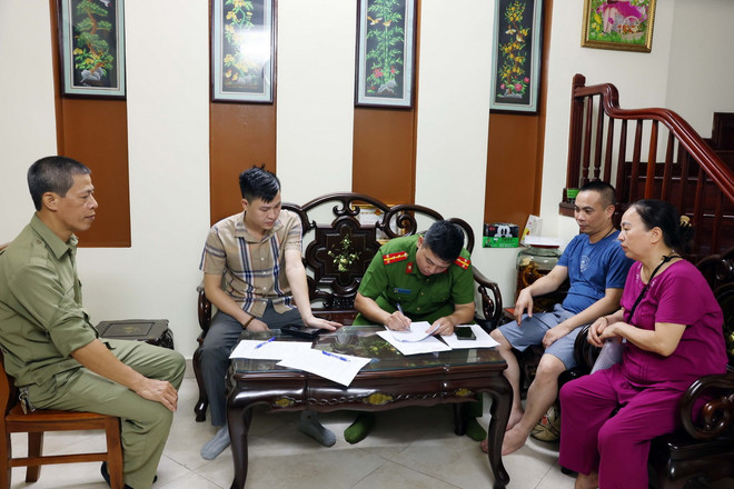 Cán bộ Công an phường Trung Hoà, quận Cầu Giấy hướng dẫn các chủ cơ sở kinh doanh nhà trọ, chung cư mini ký cam kết thực hiện các quy định phòng cháy chữa cháy và cứu nạn, cứu hộ. (Ảnh: Phạm Kiên/TTXVN) TTXVN_1406phongchaynhatro2.jpg