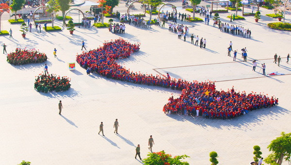 1.000 thanh niên ở Bạc Liêu xếp hình bản đồ Việt Nam ảnh 1