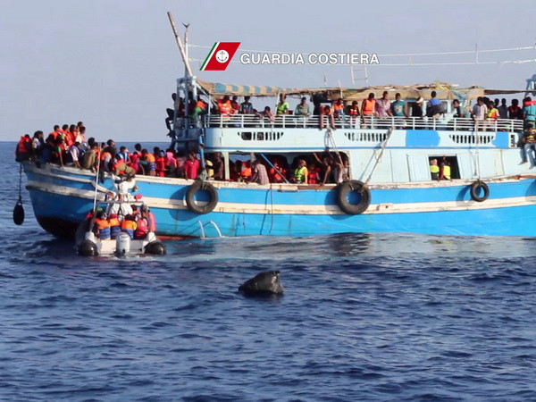 Italy: Cứu hơn 1.800 người di cư trên Địa Trung Hải ảnh 1