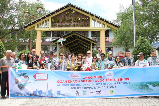 Đoàn Famtrip quốc tế đến từ 15 quốc gia đến Bến Tre tham quan, khảo sát sản phẩm du lịch. (Ảnh: Chương Đài/ TTXVN) TTXVN_1507dulichBentre1.jpg