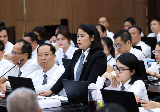 Luật sư bào chữa cho các bị cáo tại phiên xét xử ngày 22/7. (Ảnh: Phạm Kiên/TTXVN) ttxvn_flc 2.jpg