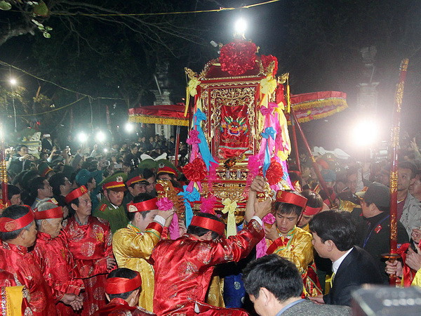Rước kiệu tại Lễ hội khai ấn đền Trần 2013. (Ảnh: Quốc Khánh/TTXVN) Sẽ tổ chức rước Nước, tế Cá tại lễ Khai ấn Đền Trần ảnh 1