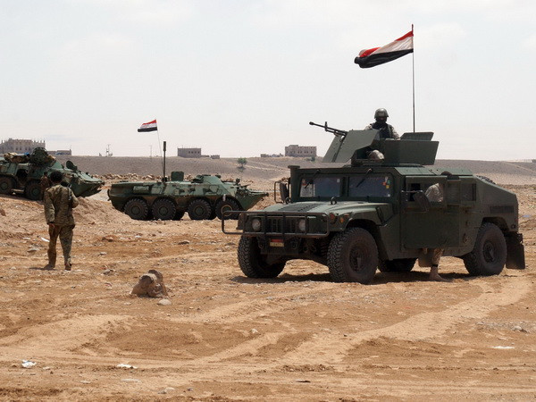 Binh sỹ Yemen tham gia chiến dịch truy quét các phiến quân Al-Qaeda ở Maifaa, tỉnh Shabwa ngày 4/5. (Nguồn: AFP/TTXVN) Yemen: Quân đội và al-Qaeda giao tranh, 42 người chết ảnh 1