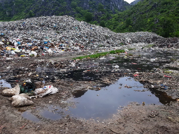 Người dân gần bãi rác Nga Sơn sống chung với nước thải, mùi xú uế ảnh 1