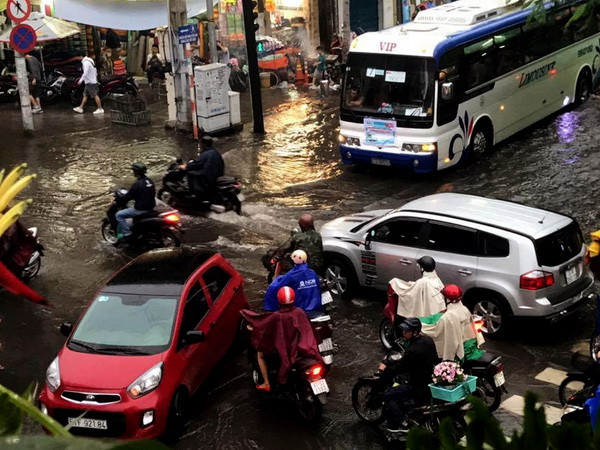 Mưa lớn kết hợp triều cường gây ngập nặng nhiều nơi tại TP.HCM ảnh 1