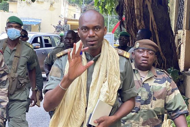 Ông Sadio Camara tới trụ sở Bộ Quốc phòng tại Bamako, Mali. Ông Camara đã bị thay thế khỏi vị trí Bộ trưởng Quốc phòng trong cuộc cải tổ nội các của Mali. (Ảnh: AFP/TTXVN) Quốc tế tiếp tục phản ứng về vụ bắt giữ các nhà lãnh đạo lâm thời Mali ảnh 1