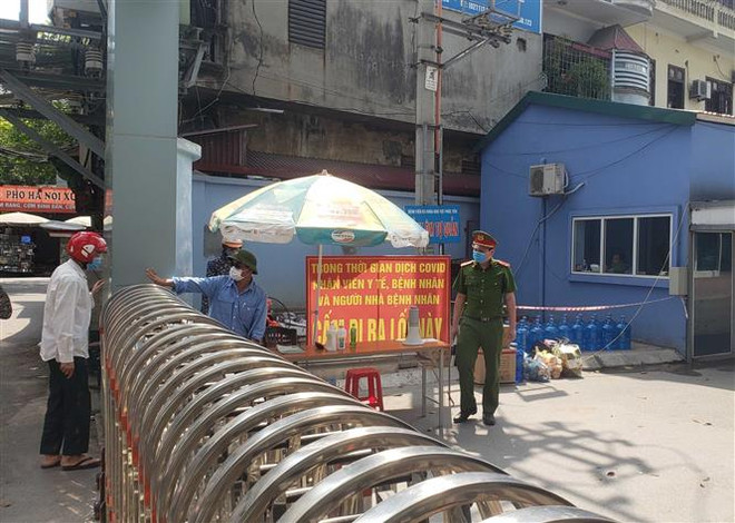 Lực lượng chức năng trực kiểm soát tại cổng vào Bệnh viện Đa khoa khu vực Phúc Yên, thành phố Phúc Yên. (Ảnh: Hoàng Hùng/TTXVN) Kết thúc cách ly y tế tại Bệnh viện Đa khoa Khu vực Phúc Yên ảnh 1