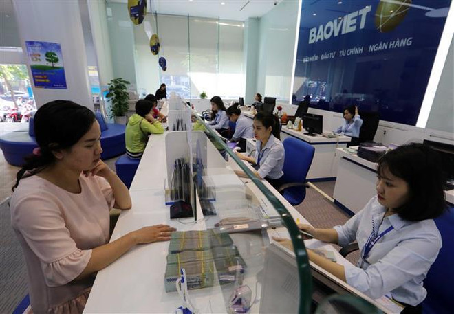 Khách hàng giao dịch vay vốn tại Hội sở BaoVietBank (Hà Nội). (Ảnh: Trần Việt/ TTXVN) Kinh tế vẫn giữ được ổn định, chưa phải điều chỉnh các giải pháp ảnh 1