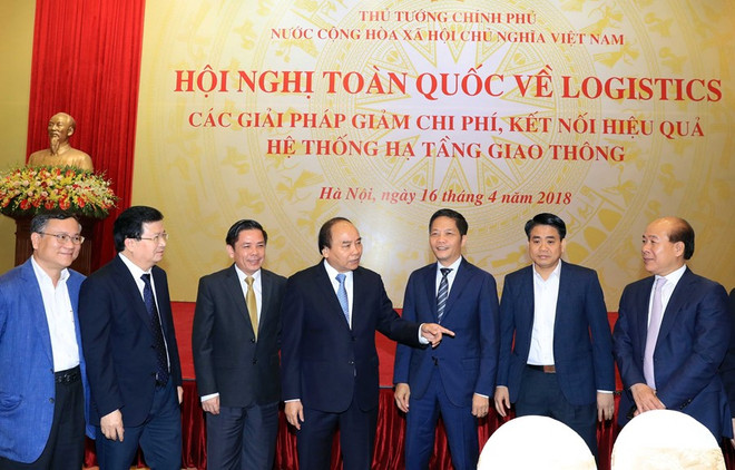Thủ tướng Nguyễn Xuân Phúc trao đổi với các đại biểu tại Hội nghị toàn quốc về logistics. (Ảnh: Thống Nhất/TTXVN) Thủ tướng: Chi phí logistics cao có nhấn chìm "con tàu kinh doanh"? ảnh 2