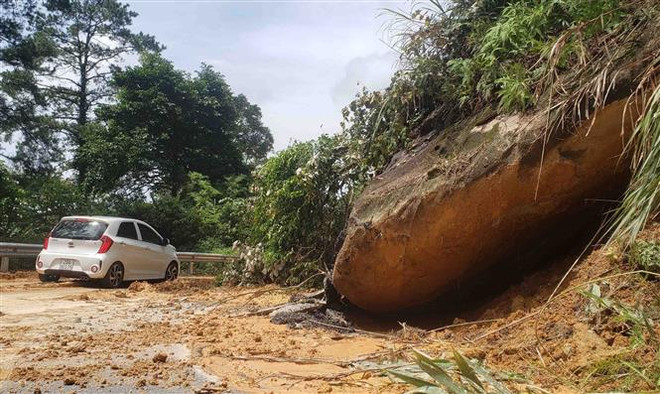 Hàng trăm mét khối đất đá sạt lở tại con đường duy nhất lên Tam Đảo ảnh 1