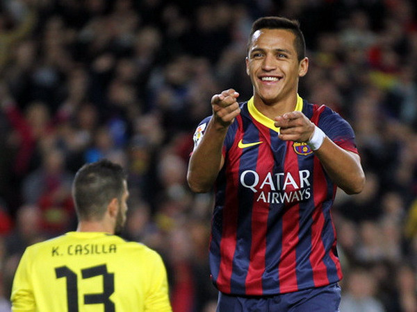 Alexis Sanchez tiếp tục làm lu mờ Lionel Messi ảnh 1