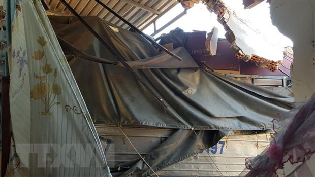 Quảng Nam: 3 người thoát chết sau vụ xe container mất lái tông sập nhà ảnh 1