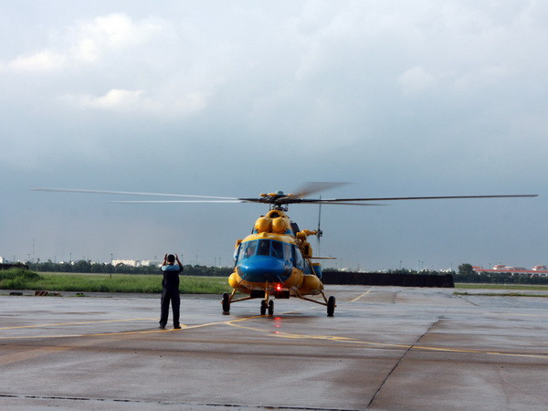 Trực thăng vận chuyển ngư dân từ Trường Sa về đất liền cấp cứu ảnh 1