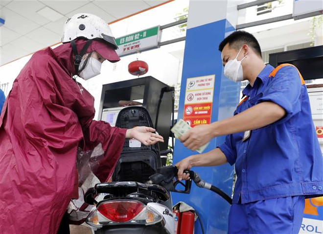 Mua, bán xăng, dầu tại một cửa hàng kinh doanh xăng dầu trên địa bàn Hà Nội. (Ảnh: Trần Việt/TTXVN) Doanh nghiệp xăng dầu lo lắng khi 7 đơn vị đầu mối bị tước giấy phép ảnh 1
