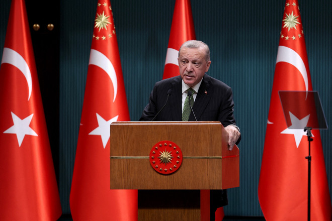 Tổng thống Thổ Nhĩ Kỳ Tayyip Erdogan phát biểu tại cuộc họp báo ở Ankara. (Ảnh: AFP/TTXVN) Thổ Nhĩ Kỳ ủng hộ Phần Lan và Thụy Điển gia nhập NATO ảnh 1