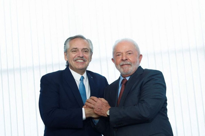Tổng thống Brazil Luiz Inacio Lula da Silva và người đồng cấp Argentina Alberto Fernandez. (Nguồn: Reuters) Brazil, Argentina hướng tới phát triển đồng tiền chung ảnh 1