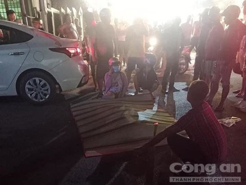 Hiện trường vụ tai nạn. (Nguồn: congan.com.vn) Điều tra vụ người đàn ông đâm chết bạn gái rồi lao vào ôtô tự sát ảnh 1