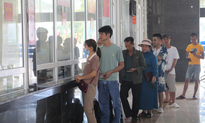 Công dân làm thủ tục nhập cảnh vào Việt Nam tại Cửa khẩu Quốc tế Tà Lùng (Cao Bằng). (Ảnh: Chu Hiệu/TTXVN) Cao Bằng: Gần 1.750 lượt người xuất nhập cảnh qua cửa khẩu Tà Lùng ảnh 1