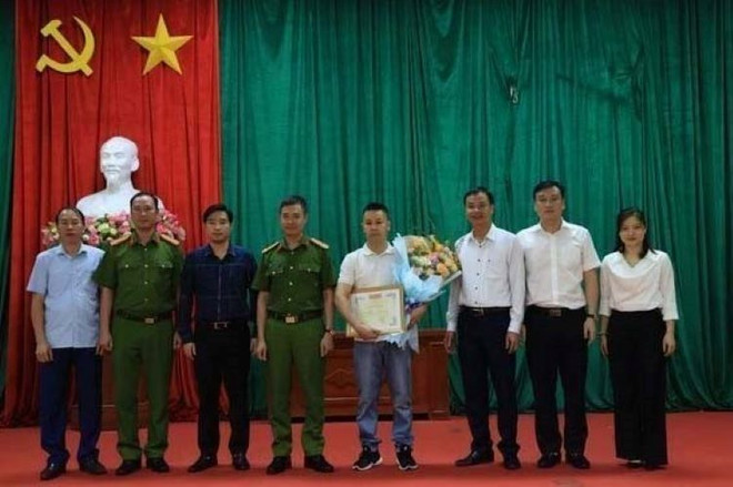 UBND quận Hà Đông và UBND phường Phú Lương trao Giấy khen cho anh Lèng Văn Bằng. (Ảnh: TTXVN phát) ttxvn_ha_noi_khen_thuong_cong_dan_cong_2_nguoi_thoat_khoi_dam_chay_3105.jpg