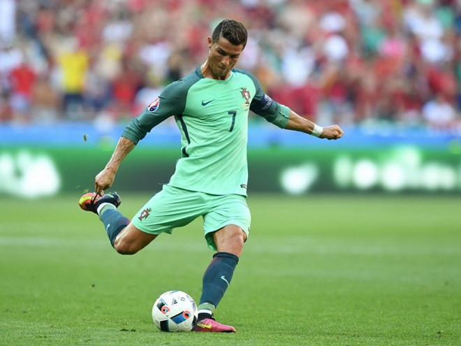 Cristiano Ronaldo và nỗi xấu hổ trong những cú sút phạt trực tiếp ảnh 1