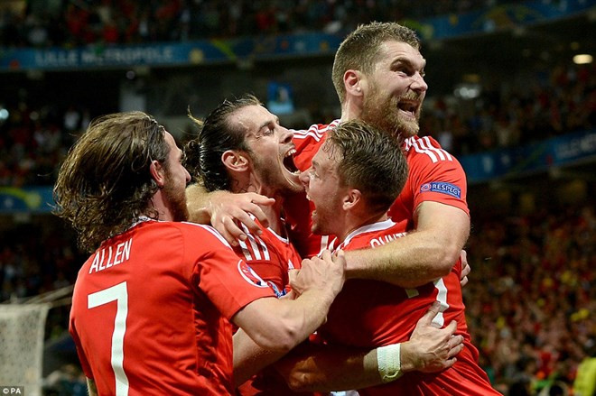 Đội tuyển Xứ Wales ăn mừng việc giành vé vào bán kết EURO 2016. (Nguồn:PA) EURO 2016: Đội tuyển xứ Wales và Iceland "vớ bẫm" tiền thưởng ảnh 1