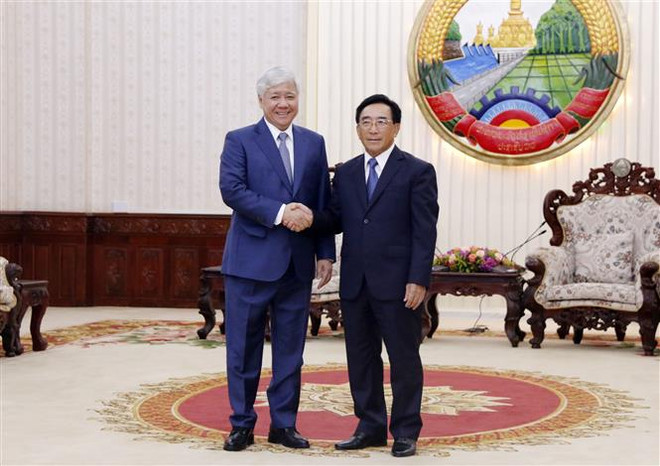 Thủ tướng Lào Phankham Viphanvanh đang tiếp đồng chí Đỗ Văn Chiến, Bí thư Trung ương Đảng, Chủ tịch Ủy ban Trung ương Mặt trận Tổ quốc Việt Nam. (Ảnh: Bá Thành/TTXVN) Vun đắp quan hệ đoàn kết đặc biệt và hợp tác toàn diện Việt Nam-Lào ảnh 2
