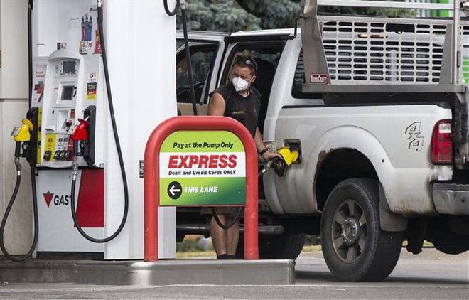 Giá xăng dầu giảm mạnh "kéo lùi" lợi nhuận của các công ty lọc dầu ảnh 1