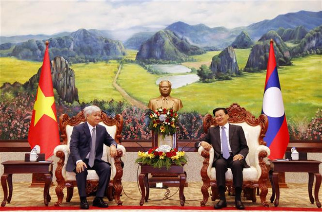 Tổng Bí thư, Chủ tịch nước Lào Thongloun Sisoulith chào đón đồng chí Đỗ Văn Chiến, Bí thư Trung ương Đảng, Chủ tịch Ủy ban Trung ương Mặt trận Tổ quốc Việt Nam. (Ảnh: Phạm Kiên/TTXVN) Vun đắp quan hệ đoàn kết đặc biệt và hợp tác toàn diện Việt Nam-Lào ảnh 1