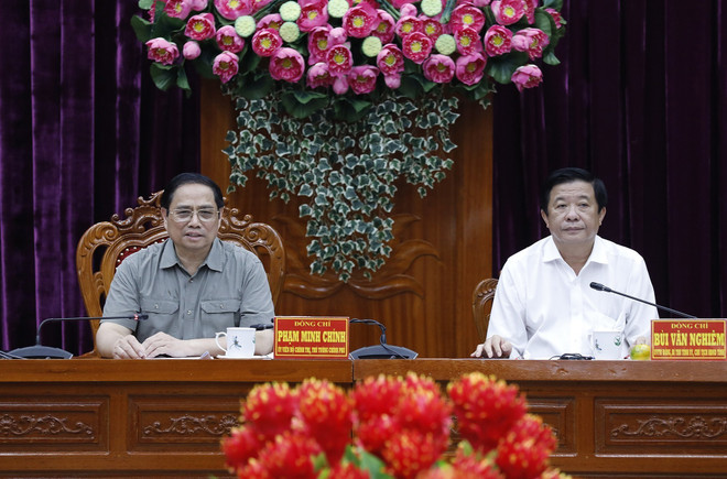Thủ tướng Phạm Minh Chính làm việc với Ban Thường vụ Tỉnh uỷ Vĩnh Long. (Ảnh: Dương Giang/TTXVN) Vĩnh Long cần mạnh mẽ, tự tin, bản lĩnh, quyết đoán hơn nữa ảnh 3