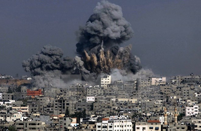 Máy bay Israel oanh kích xuống Dải Gaza ngày 29/6/2014. (Nguồn: AFP/TTXVN) LHQ cảnh báo nguy cơ tái bùng phát xung đột Palestine-Israel ảnh 1